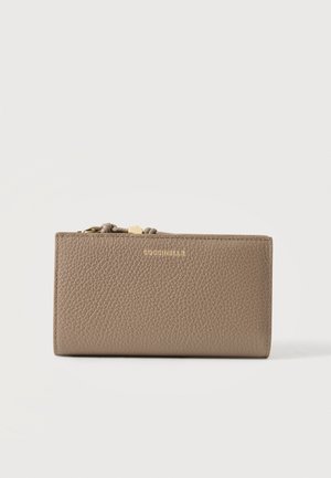 Taupe tekstureret læderpung med guld lynlås og lille guld mærkenavn "COCCINELLE" på forside midten.