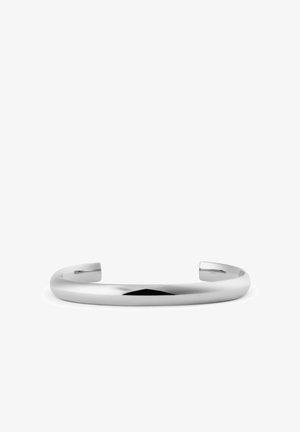 Csiszolt ezüst karperec sima, lekerekített felülettel és nyitott végű kialakítással az állítható illeszkedésért.