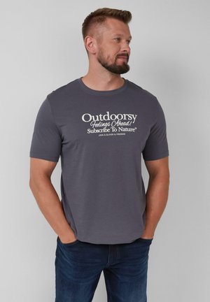 Graues kurzärmliges T-Shirt aus Baumwolle mit einem weißen grafischen Textdesign auf der Vorderseite. Lässige Passform mit Rundhalsausschnitt.