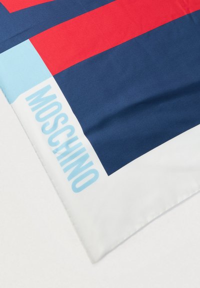 Silkkihuivin kulma, jossa punaisia, tummansinisiä, vaaleansinisiä ja valkoisia geometrisia kuvioita. Valkoisessa reunassa vaaleansinisin kirjaimin teksti "MOSCHINO".