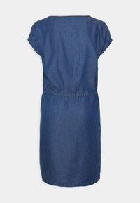 Denimmekko, jossa on lyhyet hihat, pyöreä kaula-aukko, rypytetty vyötärö ja suora leikkaus. Rikas sininen väri, jossa on sileä rakenne.