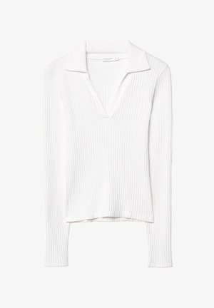 Dugih rukava bijela rebrasta pletiva s V-izrezom i ovratnikom, s lagano skraćenim rubom.