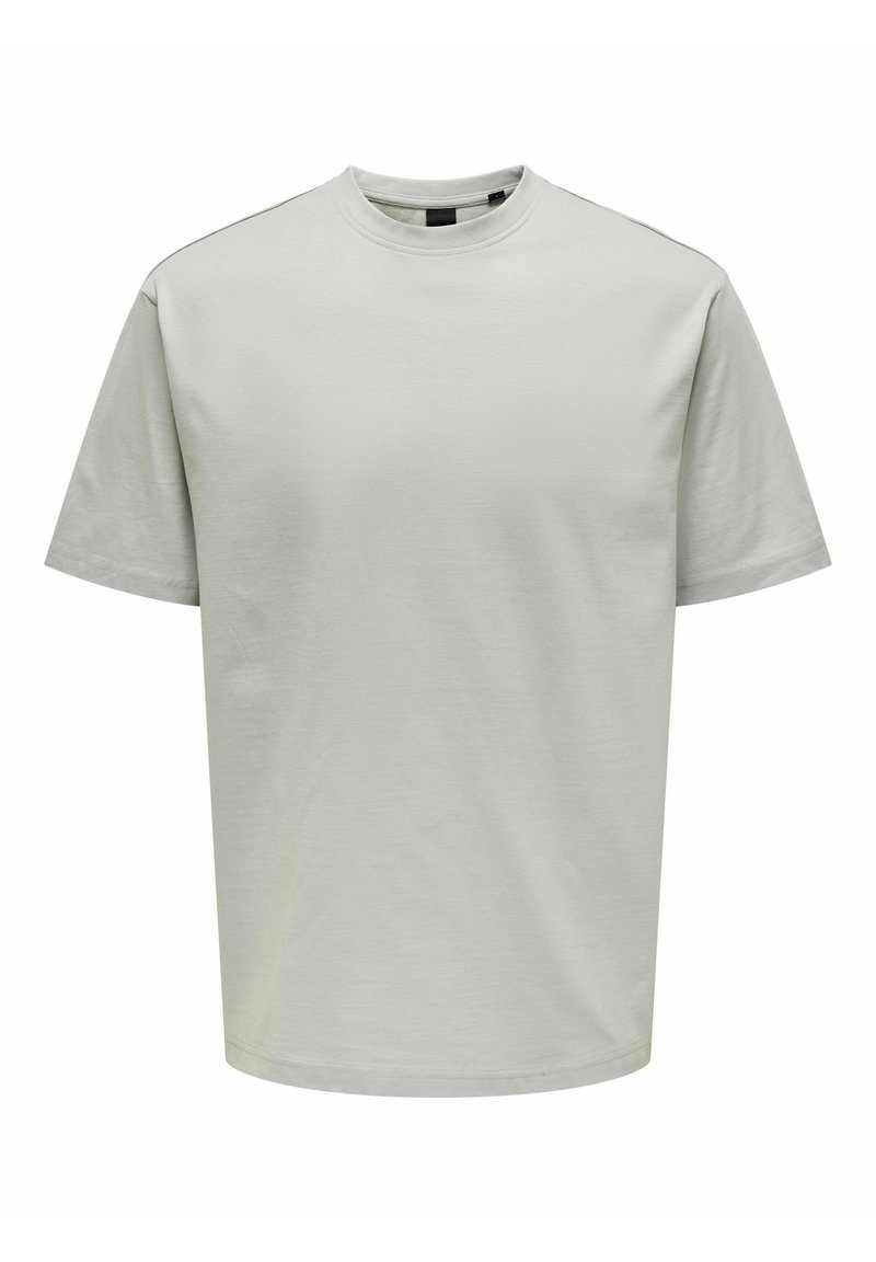 Camiseta de manga corta gris claro hecha de algodón suave. Presenta un cuello redondo y un corte holgado con costuras mínimas para mayor comodidad.