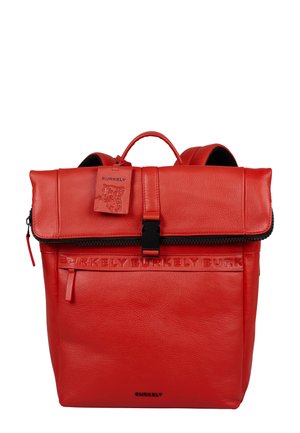 Rode leren rugzak met een oprolbare bovenkant, magnetische sluiting, gegraveerd logo en verstelbare gevoerde schouderbanden.