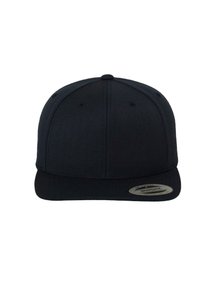 Fekete snapback sapka lapos karimával, textúrás anyagból készült, finom varrással és egy kör alakú ezüst logó címkével az elején.