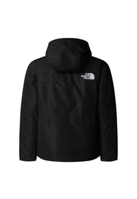 Černá bunda s kapucí, s texturovaným povrchem a bílým logem na horní levé zadní straně. Bez viditelných zapínání ani dalších detailů.