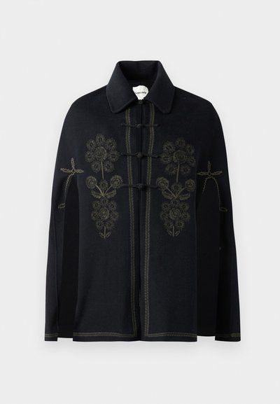 Σκούρο ναυτικό μανδύα με γιακά και κούμπωμα με τούβλα, διακοσμημένο με περίπλοκα λαδί λουλουδάτα κεντήματα και διακριτά υφασμάτινα σχέδια σε όλη την επιφάνειά του.