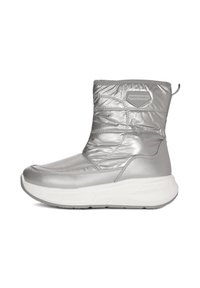 Srebrne, wodoodporne botki do kostki z wyściełaną cholewką, smukłym wzornictwem, gumową podeszwą i kontrastującą białą wkładką. Posiadają pętelkę z tyłu do łatwego zakładania.