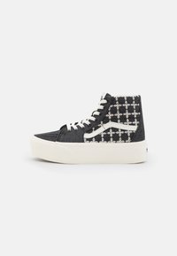 Hoge sneakers met een grijze denim bovenkant, een wit sterrenpatroon en witte veters. Voorzien van een gestructureerde zool en een contrasterende witte zijstreep.