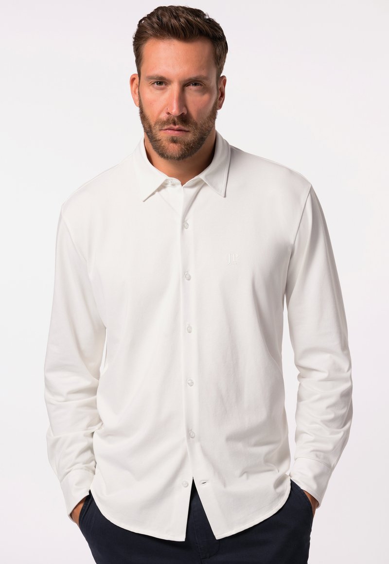 Witte lange mouwen blouse gemaakt van een gladde stof. Bevat een klassieke kraag en een subtiele merklogo op de borst. Eenvoudig ontwerp.