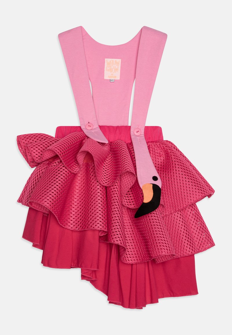 Růžové šaty s nastavitelými ramínky, s vrstvenou volánkovou sukní. Vrstva 1 je z jemné síťoviny; vrstva 2 je z pevné látky. Na ramínkách je akcent v podobě plameňáka.