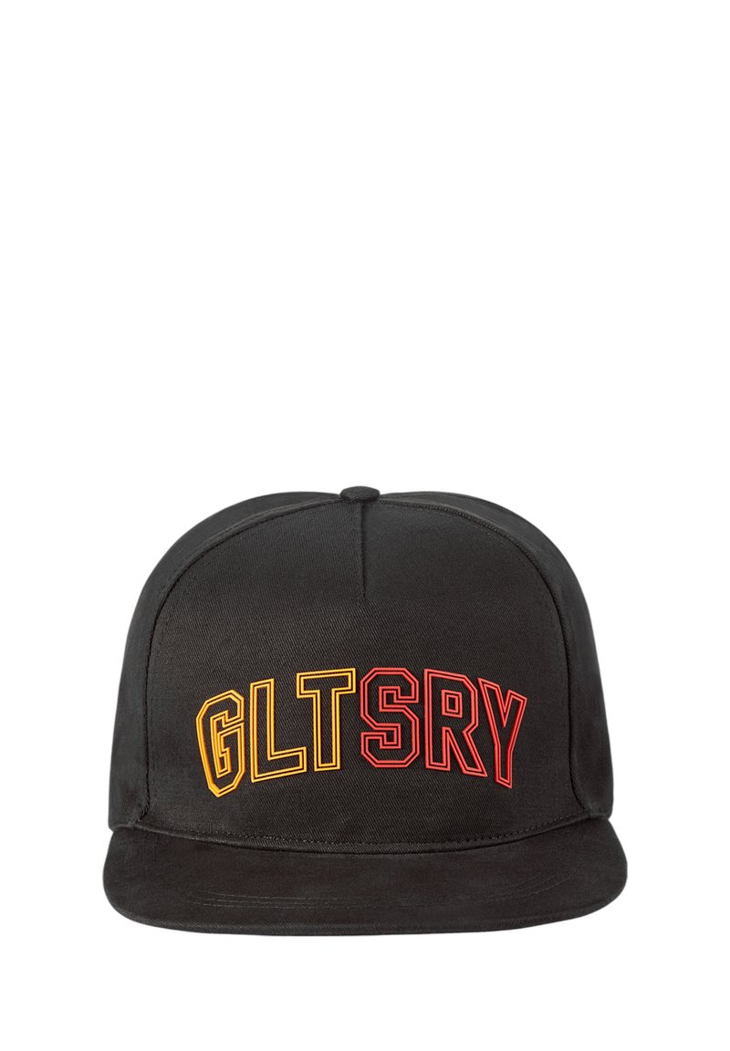 Cappellino nero con visiera piatta, caratterizzato dal testo "GLTSRY" in lettere grasse gialle e rosse. Realizzato in un tessuto robusto e dalla superficie liscia.