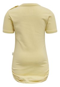 Gul kortärmad topp med rundad halsringning och sidofåll. Tillverkad av slät, stretchig tyg, lämplig för avslappnat bruk.