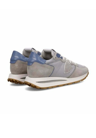 Baskets de sport grises en matière mesh et daim, avec des accents bleus, des lacets blancs et une semelle en gomme. Équipées d'un embout arrondi et d'une semelle rembourrée.