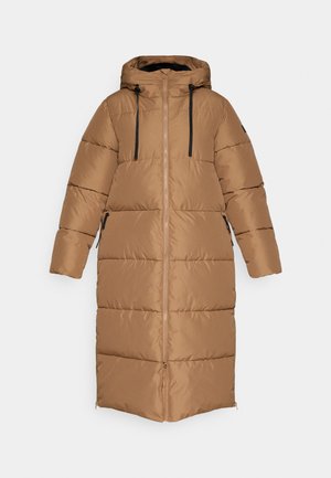 Abrigo acolchado largo marrón con capucha, presenta un cierre con cremallera en la frente, cordones negros y bolsillos laterales con cremallera. Textura lisa y acolchada.