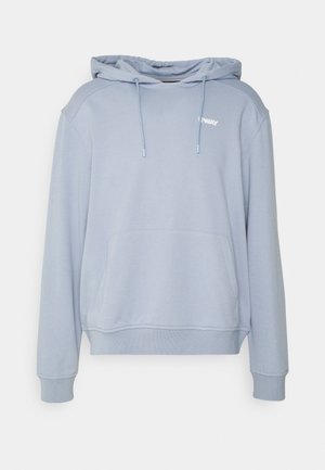 Jasnoniebieska bluza z kapturem, kieszenią kangurką z przodu, regulowanym sznurkiem kaptura, ściągaczami na mankietach oraz małym białym logo "WAY" na piersi.