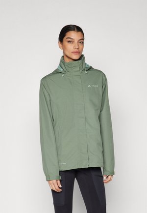 Veste vert clair avec un col montant et une capuche. Dotée de poches zippées et de cordons de serrage ajustables. Texture lisse, marquage minimal.