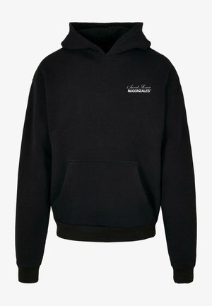 Zwarte hoodie van fleece materiaal, met een middellange zoom, een kangoeroezak en witte logo tekst op de borst.