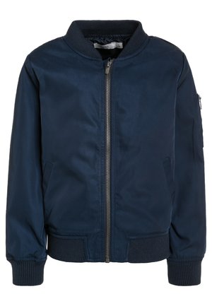 Chaqueta bomber azul marino hecha de un material suave y ligero, con cremallera frontal, puños acanalados y cuello alzado. Cuenta con bolsillos laterales.