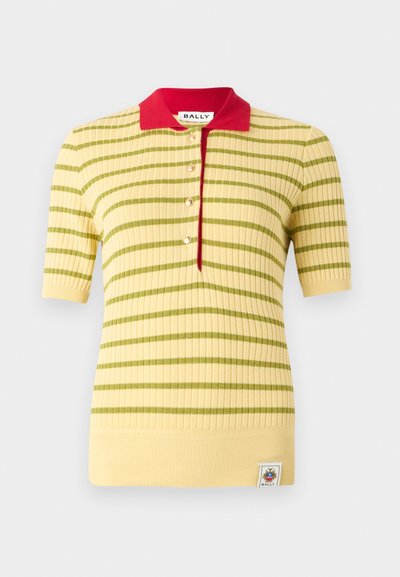 Raidallinen lyhythihainen polo-paita keltaisena ja vihreänä, jossa on punainen kaulus, neljä kultanapilla ja logo-patch helman kohdalla.