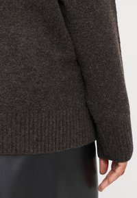 Vero Moda Curve VMCBOOM brązowy