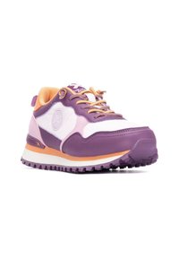 Zapatilla morada y blanca con acentos naranjas, con un upper de cuero texturizado, punta redonda, suela de goma y cordones para un ajuste seguro.