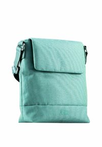 Borsa a tracolla in tessuto verde con chiusura a patta, caratterizzata da una superficie strutturata e una tracolla regolabile. Logo impresso sul davanti.