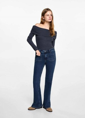 Mörk off-shoulder långärmad topp med ribbad textur, kombinerad med mörkblå utsvängda jeans med bakfickor och lätt stretch.