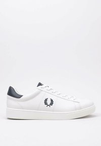 Sneaker in pelle bianca con texture liscia, caratterizzati da dettagli in blu navy e un logo ricamato nero. Design con lacci e suola piatta.