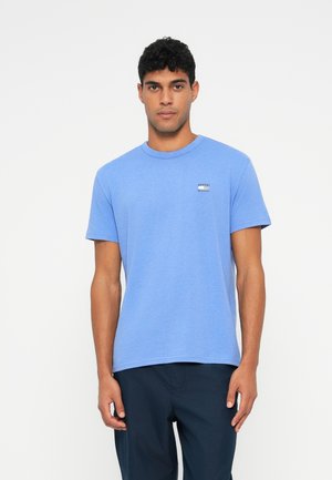 BADGE TEE - T-shirts - light horizon blue