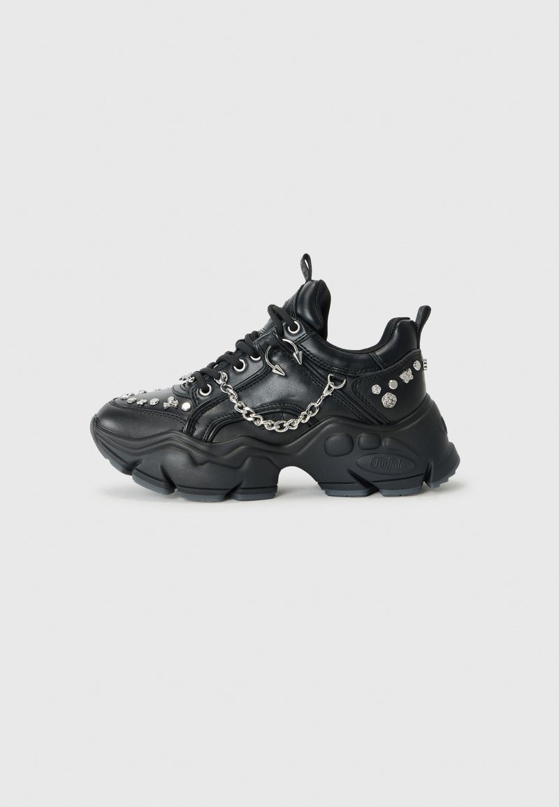 Sorte sneakers med en chunky sål, pyntet med metalliske nitter og kæder. Fremstillet af syntetisk læder med tekstureret detaljering og snørebåndsdesign.