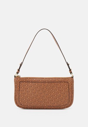 Borsa a spalla marrone con motivo, texture liscia, chiusura con zip e una singola tracolla curva. Caratterizzata da un design del logo in rilievo sul materiale.