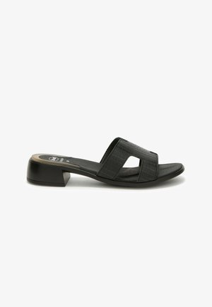 Sort slidesandal med lav blokhæl, åben tå og bred tekstureret rem med udskæringsdetaljer.