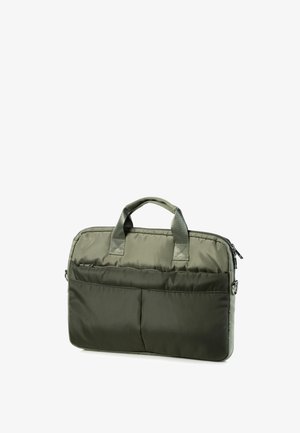 Olivgrüne Laptoptasche mit zwei Fronttaschen, doppelten Griffen und Reißverschluss oben, vor weißem Hintergrund gezeigt.