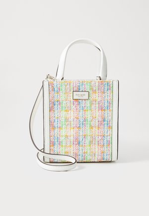 Mała wielokolorowa torebka z tweedu z białymi skórzanymi uchwytami i paskiem, prostokątny kształt i złota plakietka z logo Kate Spade New York.