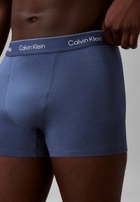 Boxer briefs in cotone navy di Calvin Klein con cintura elastica con logo, texture liscia e design aderente.