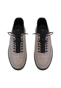 Graue Wildlederschuhe mit glatter Textur, ausgestattet mit schwarzen Schnürsenkeln und einer kontrastierenden schwarzen Zunge. Runde Zehenpartie und minimalistisches Design.