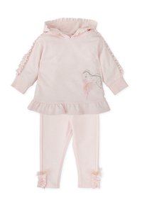 Conjunto de tejido suave en color rosa que incluye una camiseta con capucha y mangas acampanadas, adornada con una impresión de bailarina, combinada con leggings a juego que presentan detalles con volantes.