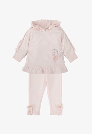 Ensemble en tissu doux rose comprenant un haut à capuche avec des manches volantes et une impression de danseuse classique, associé à un legging assorti avec des accents volants.