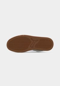 Σόλα παπουτσιού με υφή λαβής, καφέ υλικό από καουτσούκ, και λογότυπο Puma στο κέντρο, κείμενο "ΘΑ ΣΕ ΔΩ ΣΤΟ ΠΑΡΚΟ" κοντά στη φτέρνα.