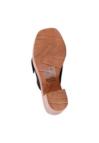 Semelle de chaussure noire avec une surface en caoutchouc texturée, présentant un bord lisse en tan et un motif en zigzag, étiquetée avec la taille et les instructions d'entretien.