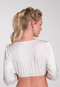 Weißes, langärmliges Crop-Top aus glattem Material, mit gerafftem Saum und einem schlichten, runden Ausschnitt.