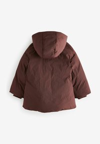 Jachetă puffer maro cu glugă, având o textură matlasată, mâneci largi și un design scurt. Fără accesorii sau detalii vizibile.