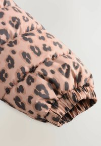 Leopardprint pufferærmer i blødt, satinlignende stof. Har en lys rosa baggrund med mørkebrune og sorte prikker. Elastisk manchet detalje.