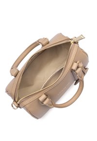 Borsa a tracolla in pelle color cuoio con chiusura con zip, doppi manici e fodera interna. Presenta una zip dorata e dettagli in metallo sui lati.