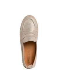 Beige suède loafers met een ronde neus, gestikte details en een gestructureerde rubberen zool. Het interieur is voorzien van een leren voering.