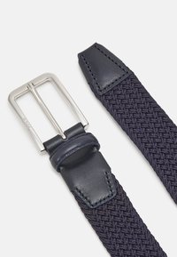 Ceinture tressée marine avec texture tissée, accents en cuir et boucle en métal argenté. Comprend une pointe en cuir lisse et des coutures détaillées.