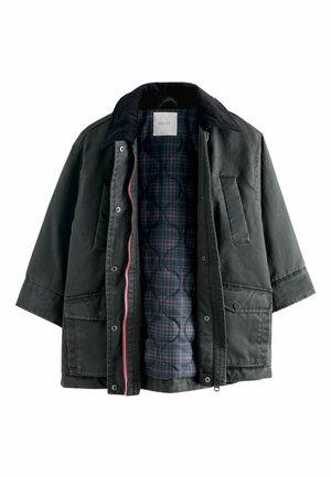 Tmavozelená bunda s prešívanou podšívkou s károvaným vzorom. Obsahuje čierny golier a niekoľko predných vreciek. Zapínanie na patentky a zips.