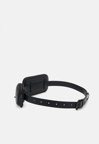 Svart läderbälte med två fastsatta dragkedjefickor, en rund och en rektangulär, visad på en vit bakgrund.