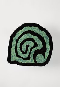 Rektangulært tæppe i sort med et spiral mønster i teksturerede grønne nuancer. Blød lugg, der har kontrasterende glatte kanter og livlig farvevariation.